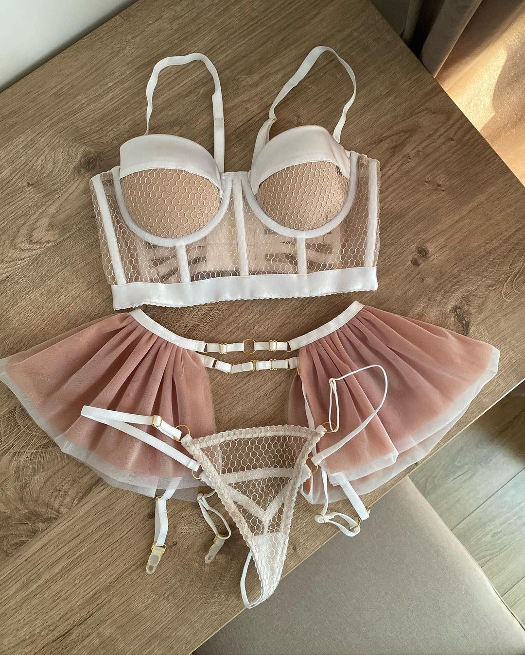 Ensemble lingerie sexy en résille - soutien-gorge anneaux, porte-jarretelles dentelle et string