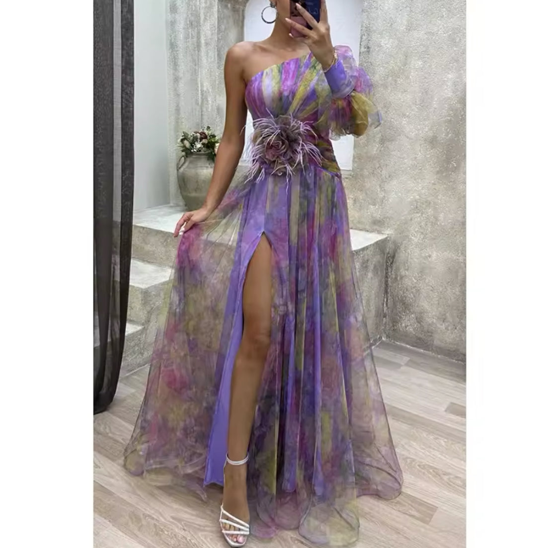 Robe en Maille Manches Longues Col Incliné Taille Florale Fendue — Femme