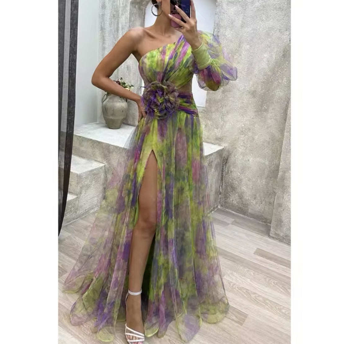 Robe en Maille Manches Longues Col Incliné Taille Florale Fendue — Femme